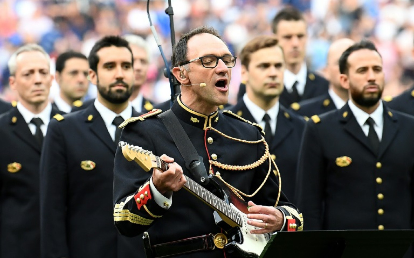 Jean-Michel Mekil, gendarme de la Garde républicaine, chante et joue de la guitare le 13 juin 2017 au stade de France, à Saint-Denis © FRANCK FIFE