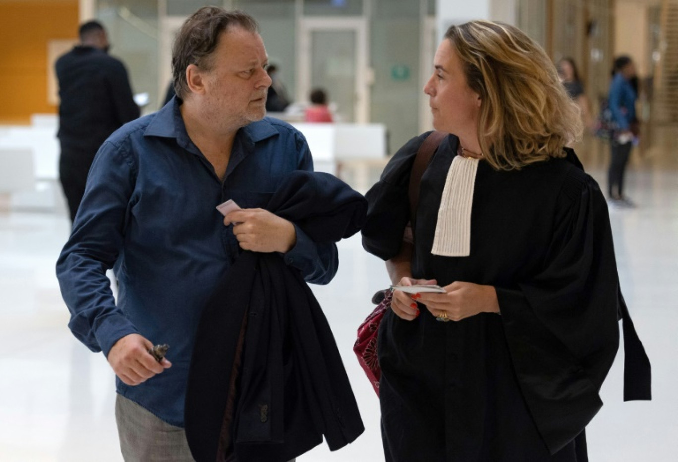 Le réalisateur Christophe Ruggia et son avocate Fanny Colin (d), au Palais de justice de Paris, le 29 juin 2023 © Paul-Louis Godier