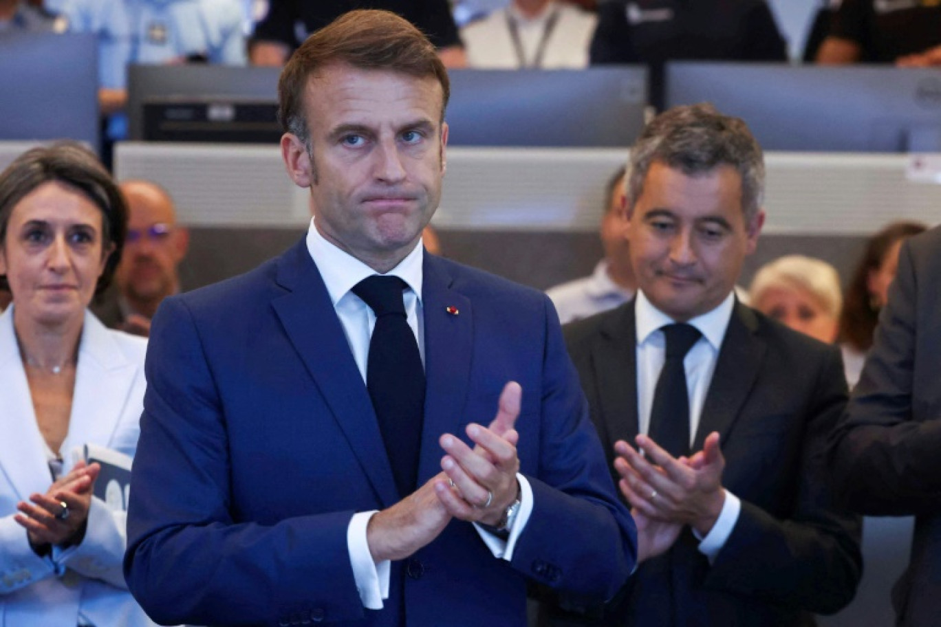 Emmanuel Macron et le ministre de l'Intérieur démissionnaire Gérald Darmanin avec les policiers et gendarmes chargés d'assurer la sécurité des JO, à Paris le 27 juillet 2024 © Yves Herman