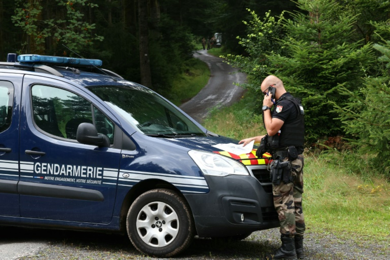 Un gendarme prépare les recherches pour essayer de localiser Lina, l'adolescente de 15 ans disparue en septembre 2023 dans le Bas-Rhin, dans la forêt d'Anould dans les Vosges, le 1 août 2024. © FREDERICK FLORIN