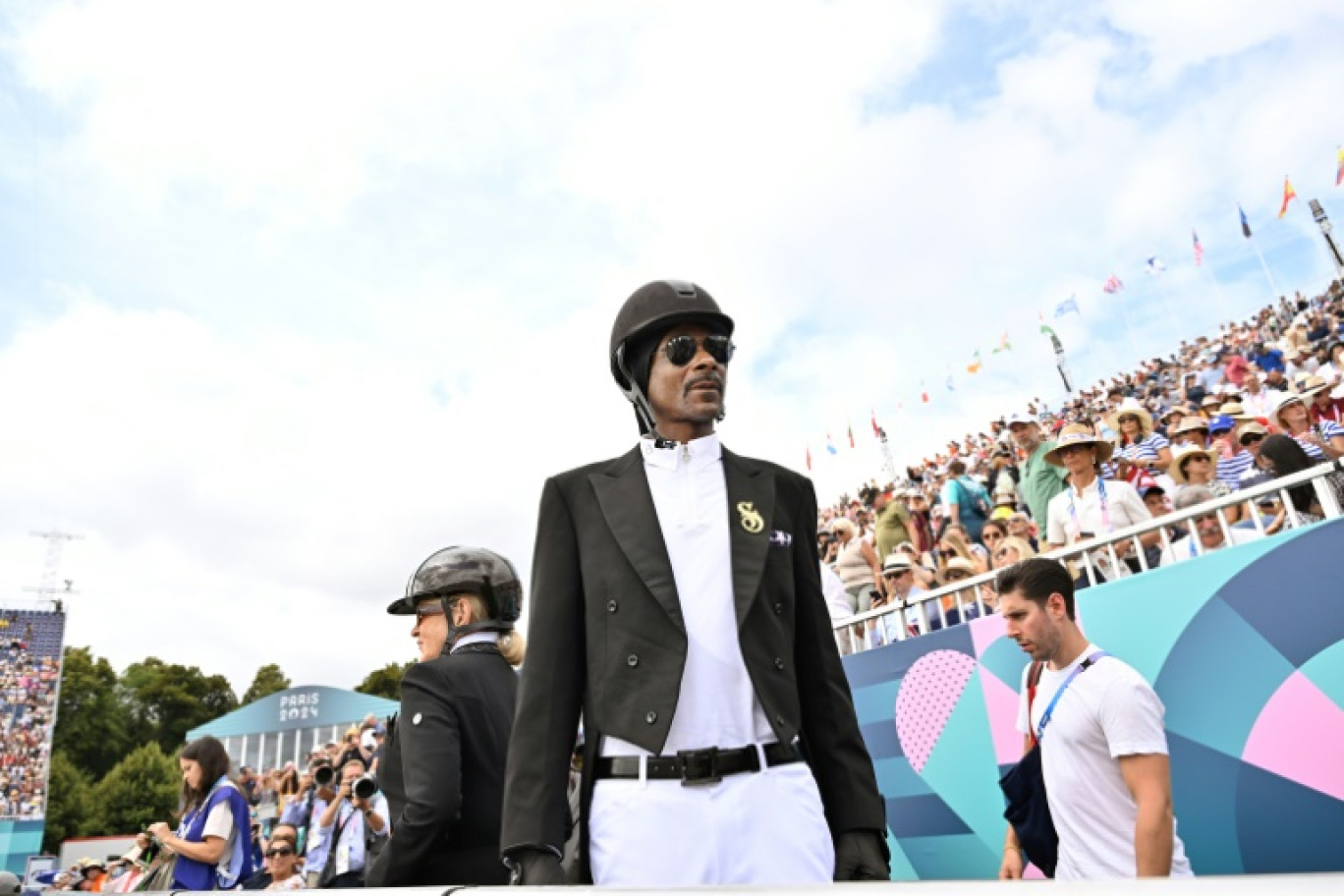 Le rappeur et producteur américain Snoop Dogg déguisé en cavalier lors de la finale olympique de dressage, le 3 août 2024 à Versailles © Henrik Montgomery/TT