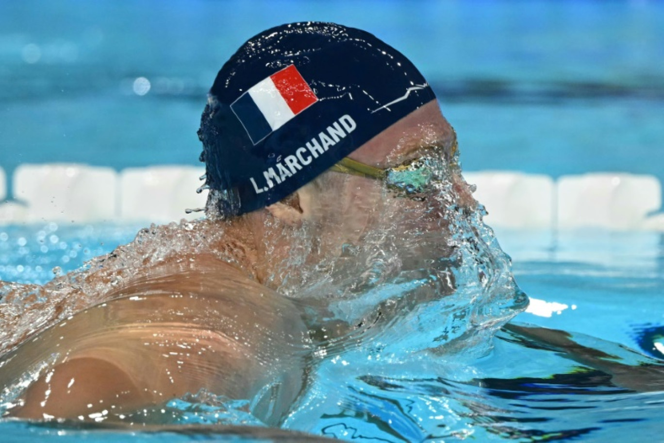 Le nageur français Léon Marchand aux JO de Paris le 2 août 2024 lors de la finale du 200 m 4 nages, à la Défense Arena de Nanterre © Jonathan NACKSTRAND