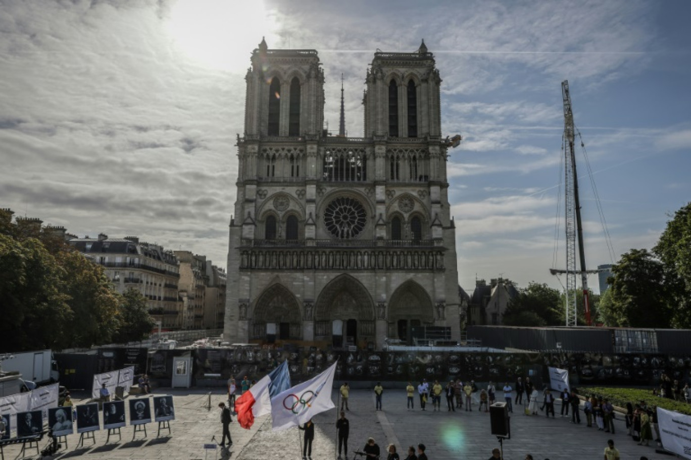 Rassemblement interreligieux sur le parvis de Notre-Dame à l'occasion des Jeux olympiques, le dimanche 4 août à Paris © Thibaud MORITZ