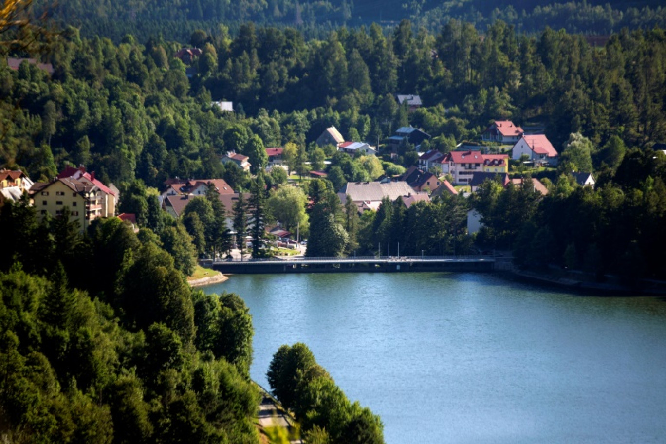 Le lac Bajer et le village de Fuzine, en Croatie, le 30 juillet 2024 © DANIEL KASAP