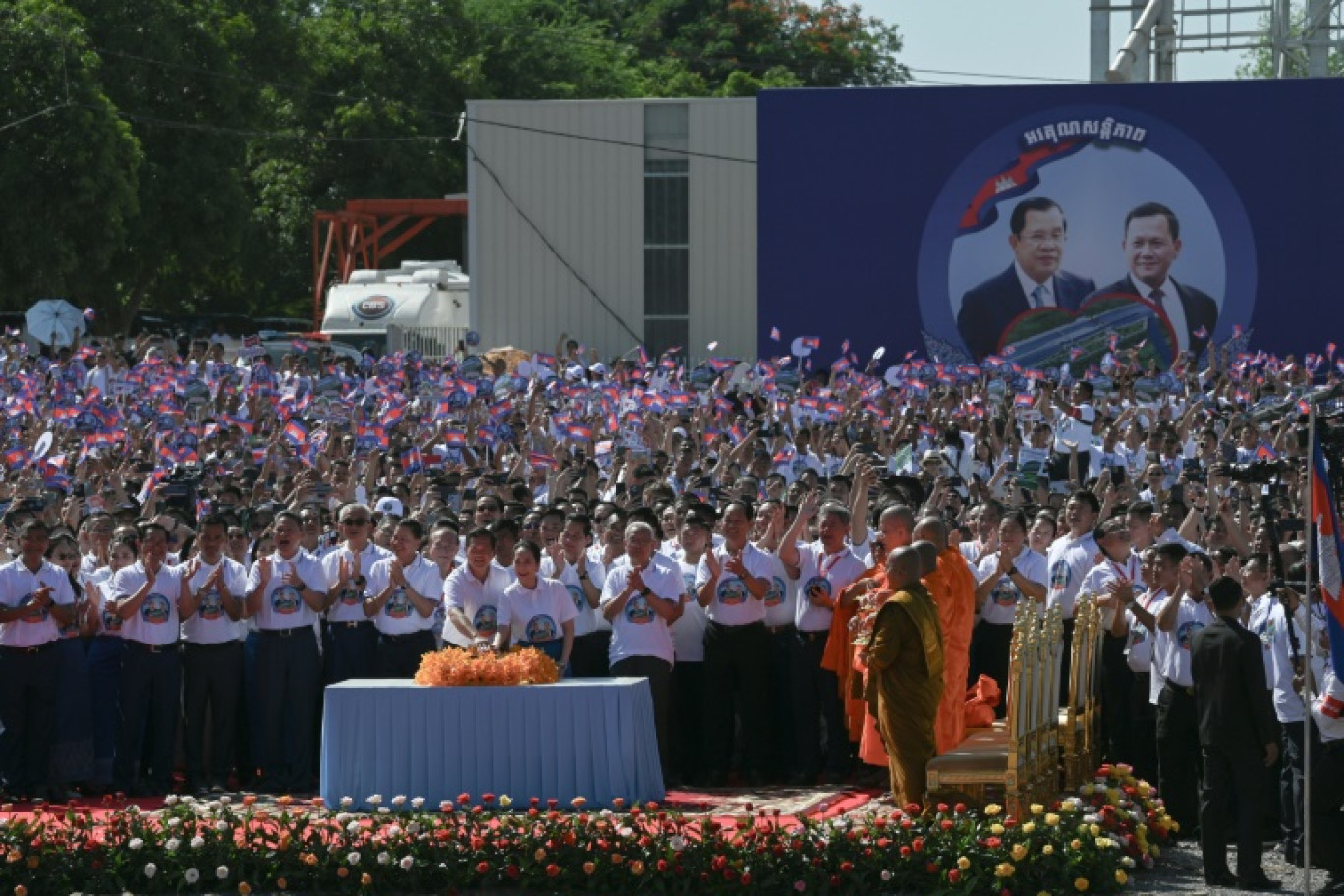 Le Premier ministre cambodgien Hun Manet sa femme Pich Chanmony donnent le coup d'envoi symbolique des travaux d'un canal controversé sur le Mékong, le 5 août 2024, au Cambodge © TANG CHHIN Sothy