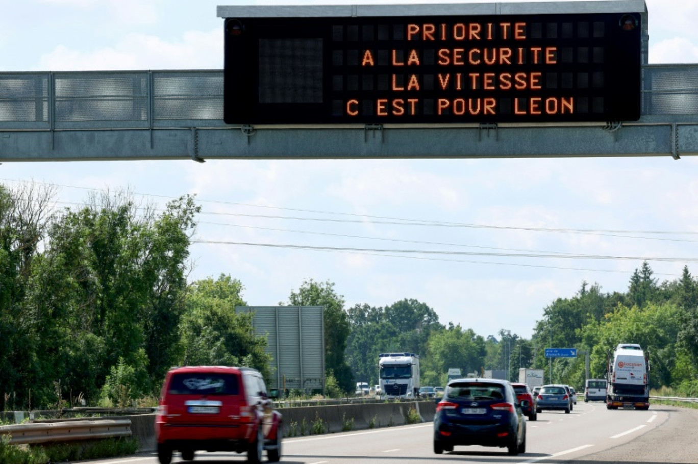 Un panneau routier affichant le message "La vitesse est pour Léon", faisant référence au nageur Léon Marchand, à Brumath, dans le Bas-Rhin, le 5 août 2024 © FREDERICK FLORIN