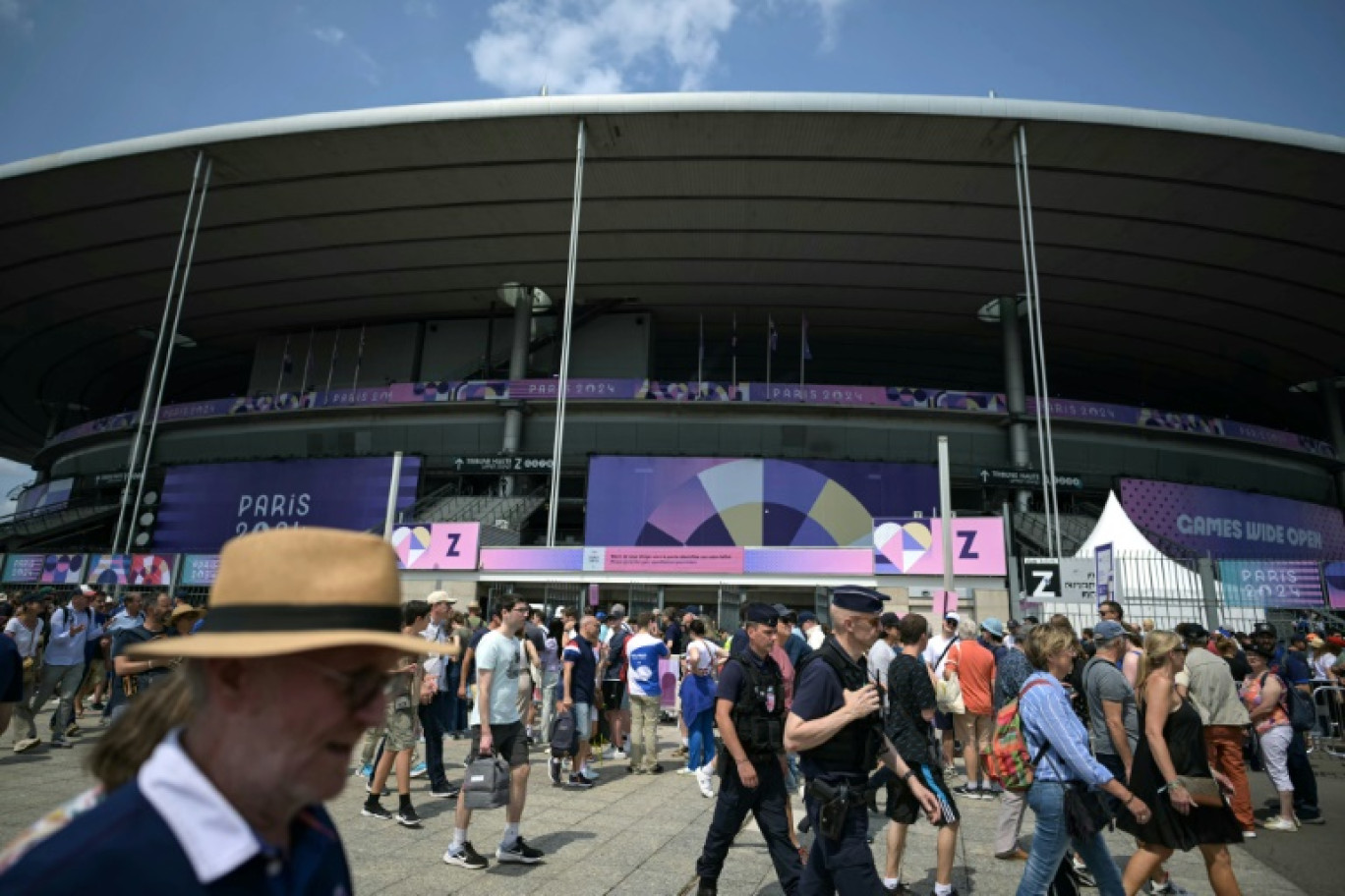 Des spectateurs devant le Stade de France à Saint-Denis, en Seine-Saint-Denis, pendant les JO de Paris 2024, le 24 juillet 2024 © CARL DE SOUZA