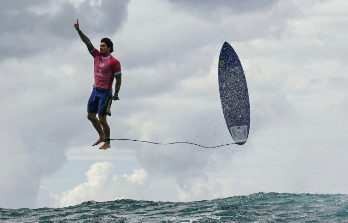 Le Brésilien Gabriel Medina comme en lévitation au-dessus des vagues, lors de la 5e manche de l'épreuve de surf masculin des Jeux Olympiques de Paris 2024, le 29 juillet 2024 à Teahupo'o, sur l'île de Tahiti, en Polynésie française © Jerome BROUILLET