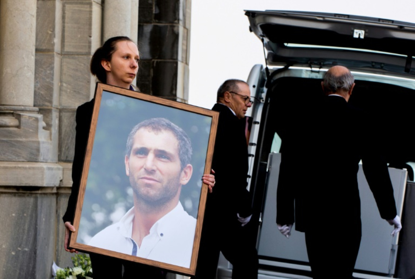 Une femme tient le portrait du joueur de rugby argentin Federico Martin Aramburu lors de ses funérailles le 26 mars 2022 à Biarritz dans le sud-ouest de la France. © Thibault SOUNY