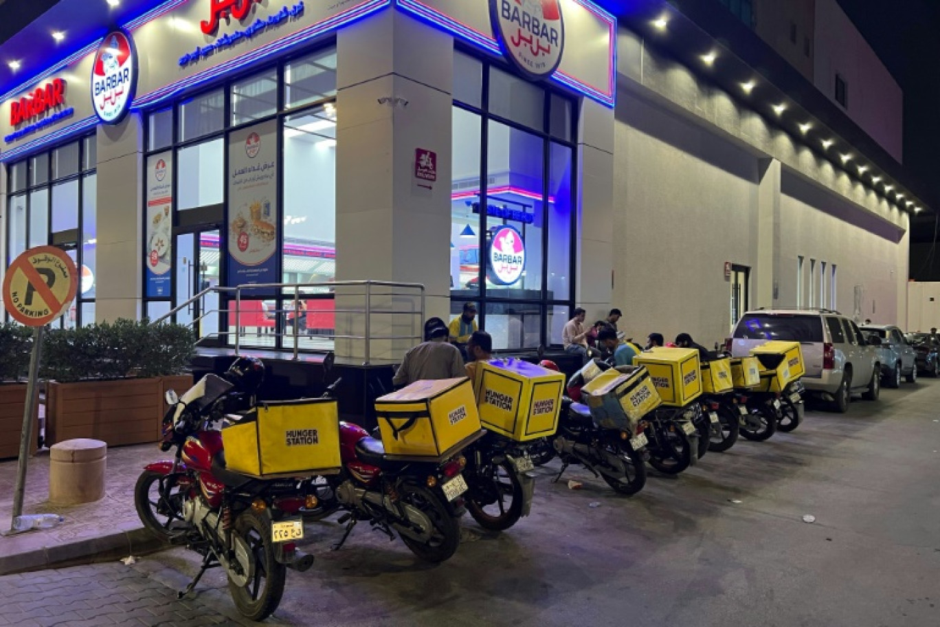 Des motos de livreurs garées à l'extérieur d'une station de bus climatisée à Ryad, en Arabie Saoudite, le 27 juillet 2024 © Haitham EL-TABEI