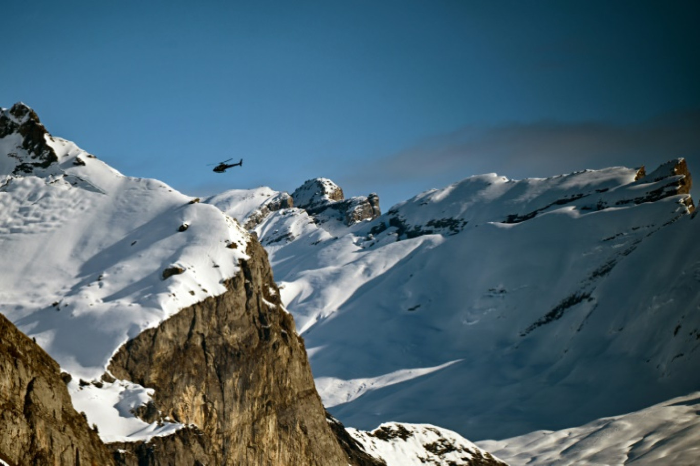 Un alpiniste a été tué et quatre blessés lorsqu'un bloc de glace, un sérac, s'est détaché d'un glacier d'un sommet du massif du Mont-blanc © OLIVIER CHASSIGNOLE