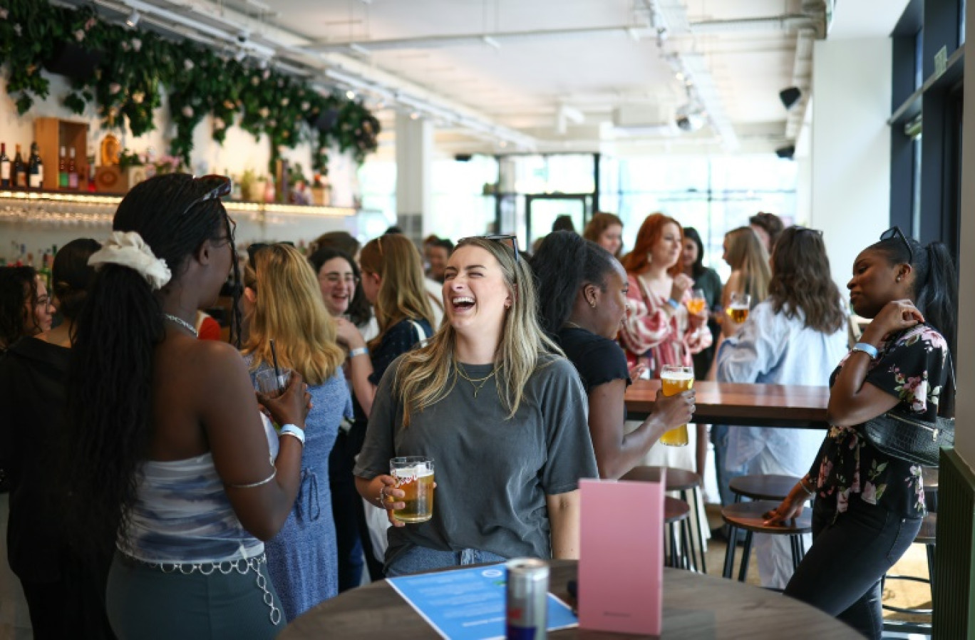 Des jeunes femmes se rencontrent dans un bar à Londres à la recherche de colocataires, dans le style d'un speed dating, le 11 mai 2024 © HENRY NICHOLLS