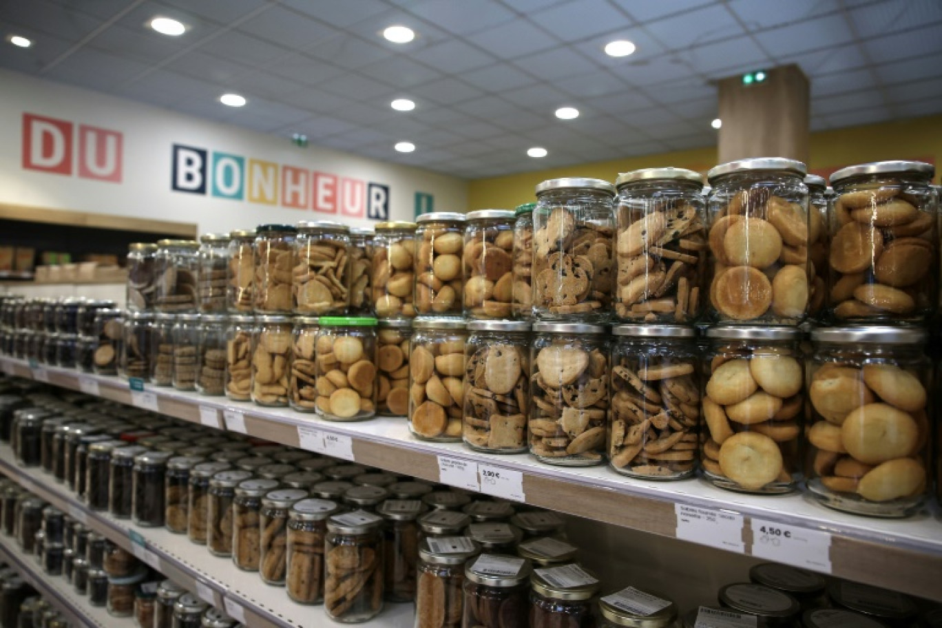 Les rayons remplis de bocaux du supermarché zéro déchet "Super Tout Nu" à Labège, en Haute-Garonne, le 1er juin 2024 © Valentine CHAPUIS