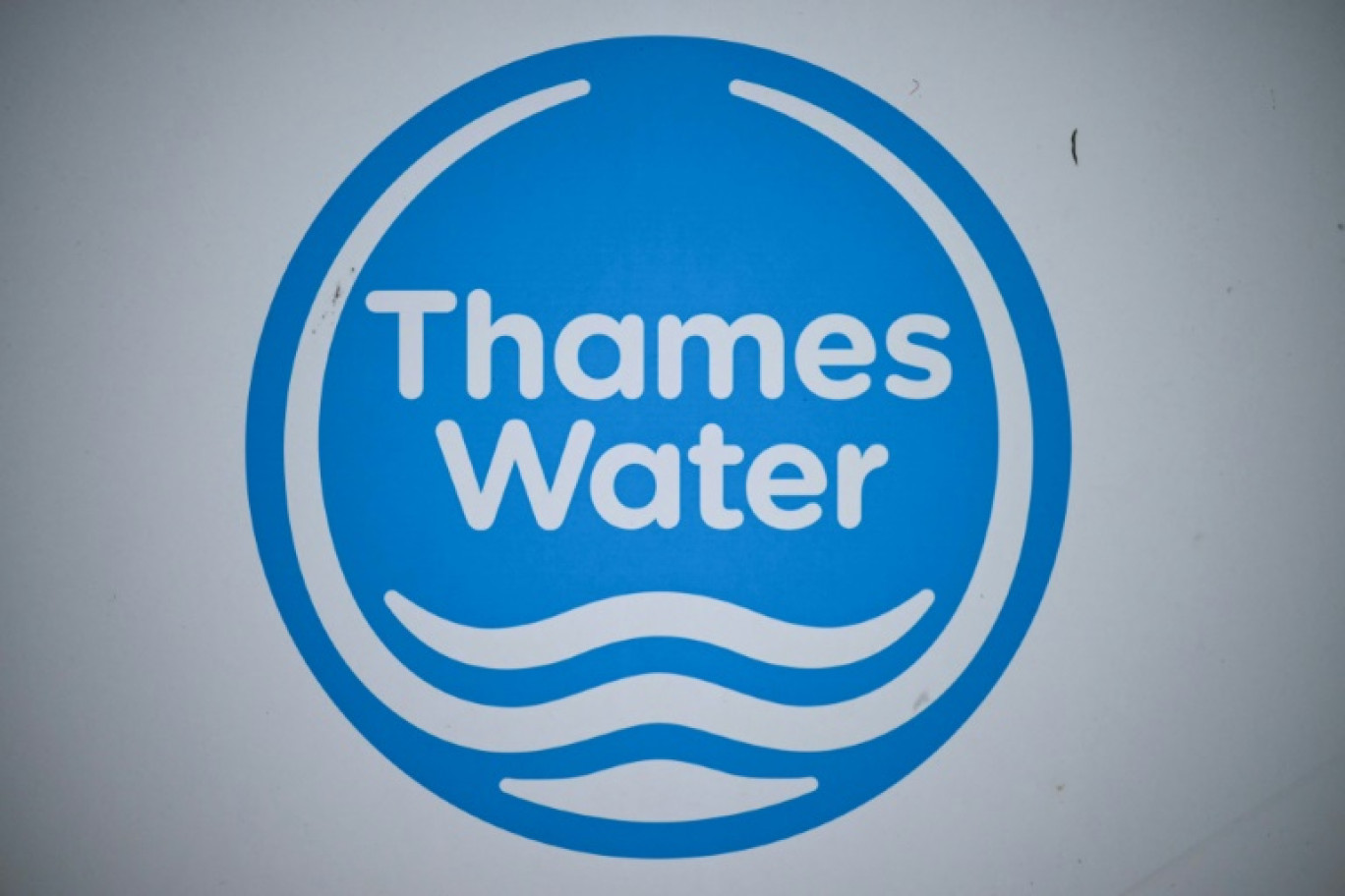 L'enseigne du distributeur d'eau britannique Thames Water, le 19 avril 2024 à la station de pompage d'Abbey Mills, dans l'est de Londres © Ben Stansall