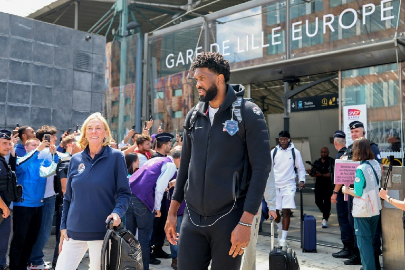 Joel Embiid à son arrivée à la gare de Lille avec l'équipe américaine de basket, le 24 juillet 2024 © FRANCOIS LO PRESTI