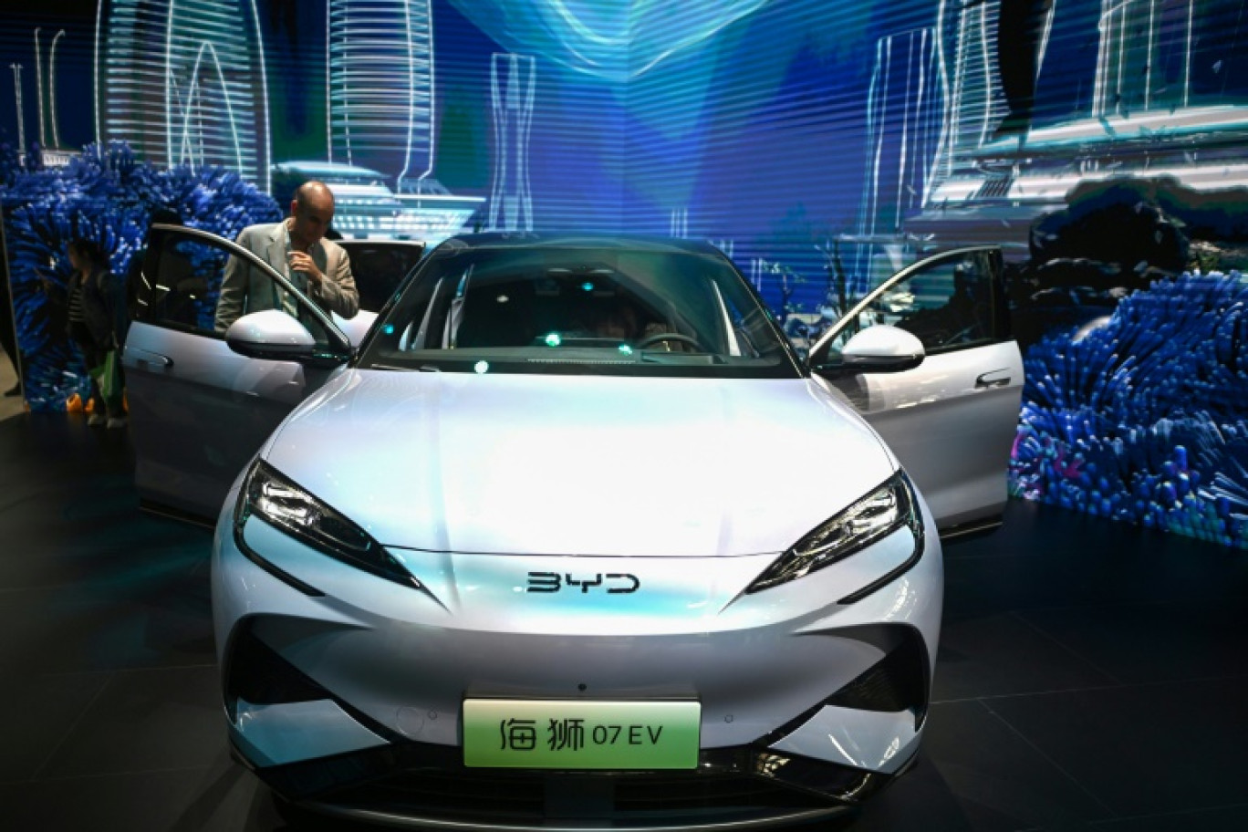 Une voiture électrique BYD 07 EV exposée au Salon automobile Auto China, le 25 avril 2024 à Pékin © Pedro Pardo