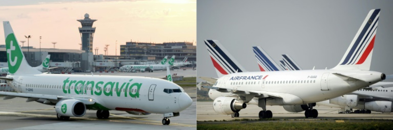 Un avion Boeing 737-800 de la compagnie aérienne Transavia le 26 juin 2020 à l'aéroport d'Orly (gauche) et des avions de la compagnie aérienne Air France le 24 septembre 2014 à l'aéroport Charles de Gaulle à Roissy © ERIC PIERMONT