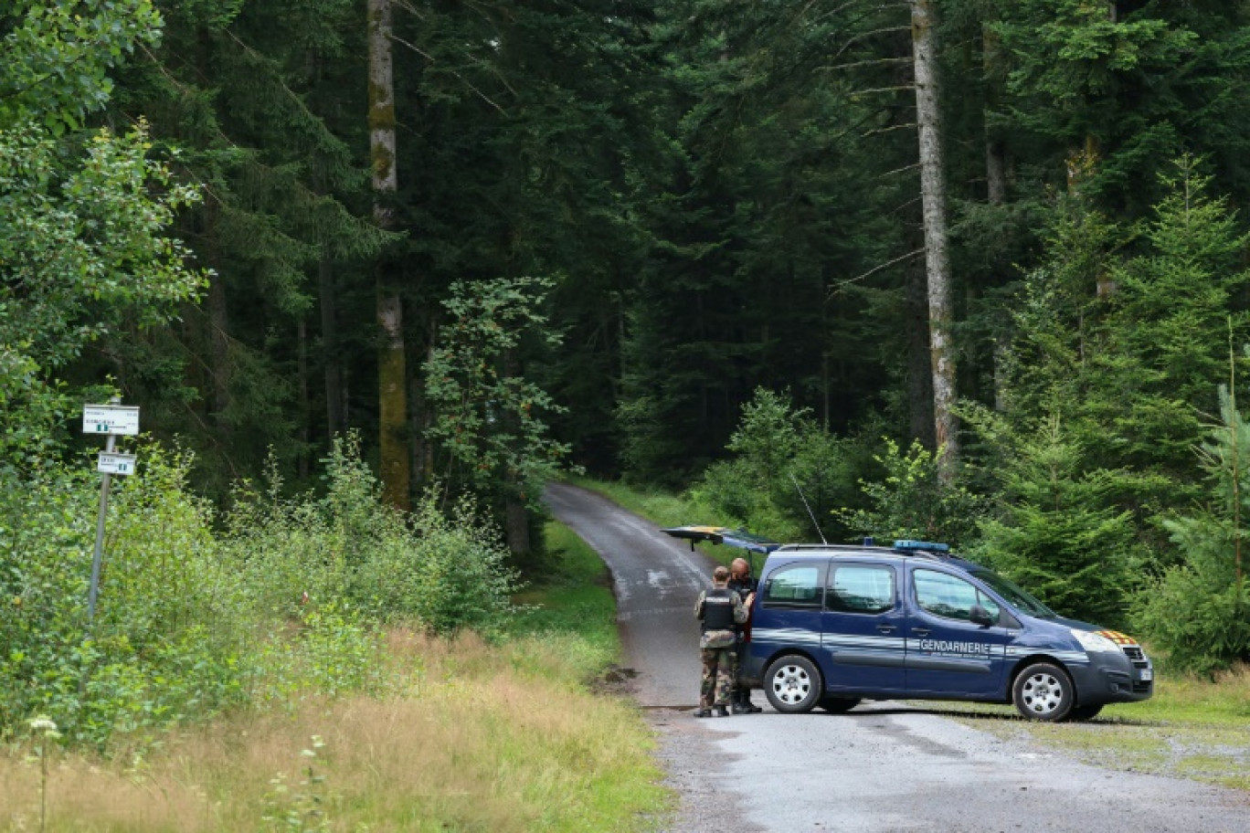 Des gendarmes s'apprêtent à participer aux recherches pour tenter de localiser Lina, le 1er août 2024 à Anould, dans les Vosges © FREDERICK FLORIN