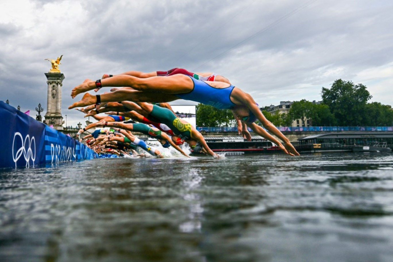 Des athlètes participent à la course de natation dans la Seine lors du triathlon individuel féminin aux Jeux Olympiques de Paris 2024 dans le centre de Paris le 31 juillet 2024 © MARTIN BUREAU