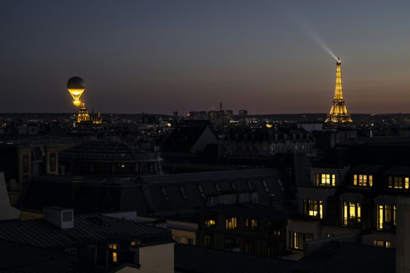 La vasque des Jeux Olympiques de Paris 2024 décolle du Jardin des Tuileries avec la Tour Eiffel en arrière-plan au coucher du soleil à Paris, le 5 août 2024 © Olympia DE MAISMONT