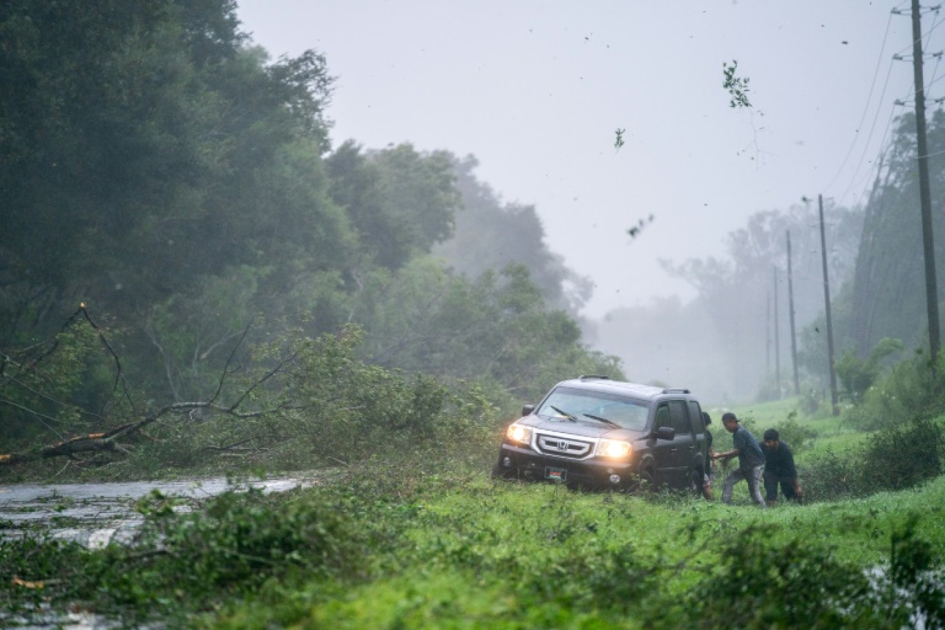 Un véhicule pris dans les vents de l'ouragan Idalia le 30 août 2023 en Floride © Sean Rayford