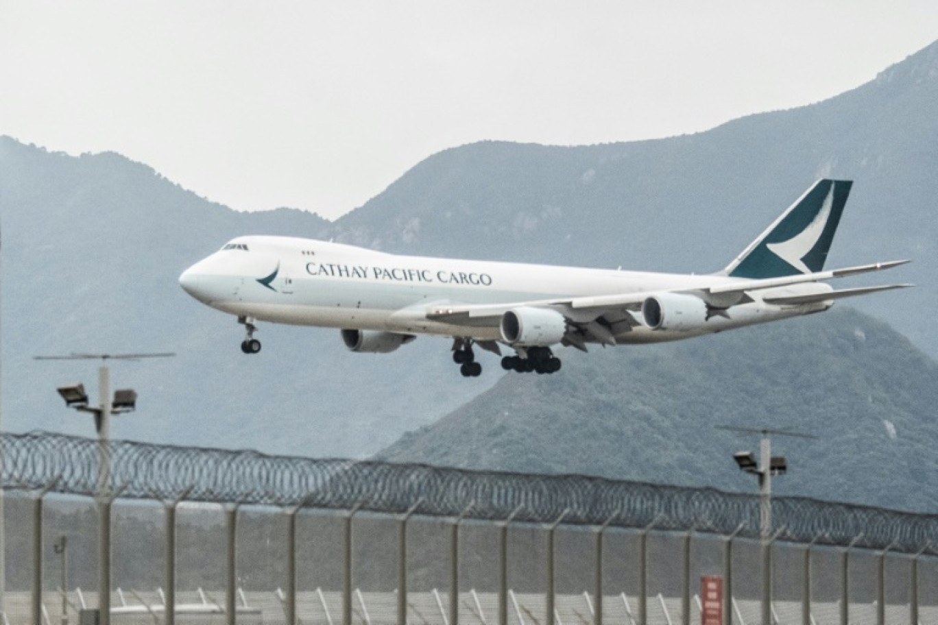 Avion cargo Cathay Pacific aterrissant à Hong Kong le 21 novembre 2021 © Bertha WANG