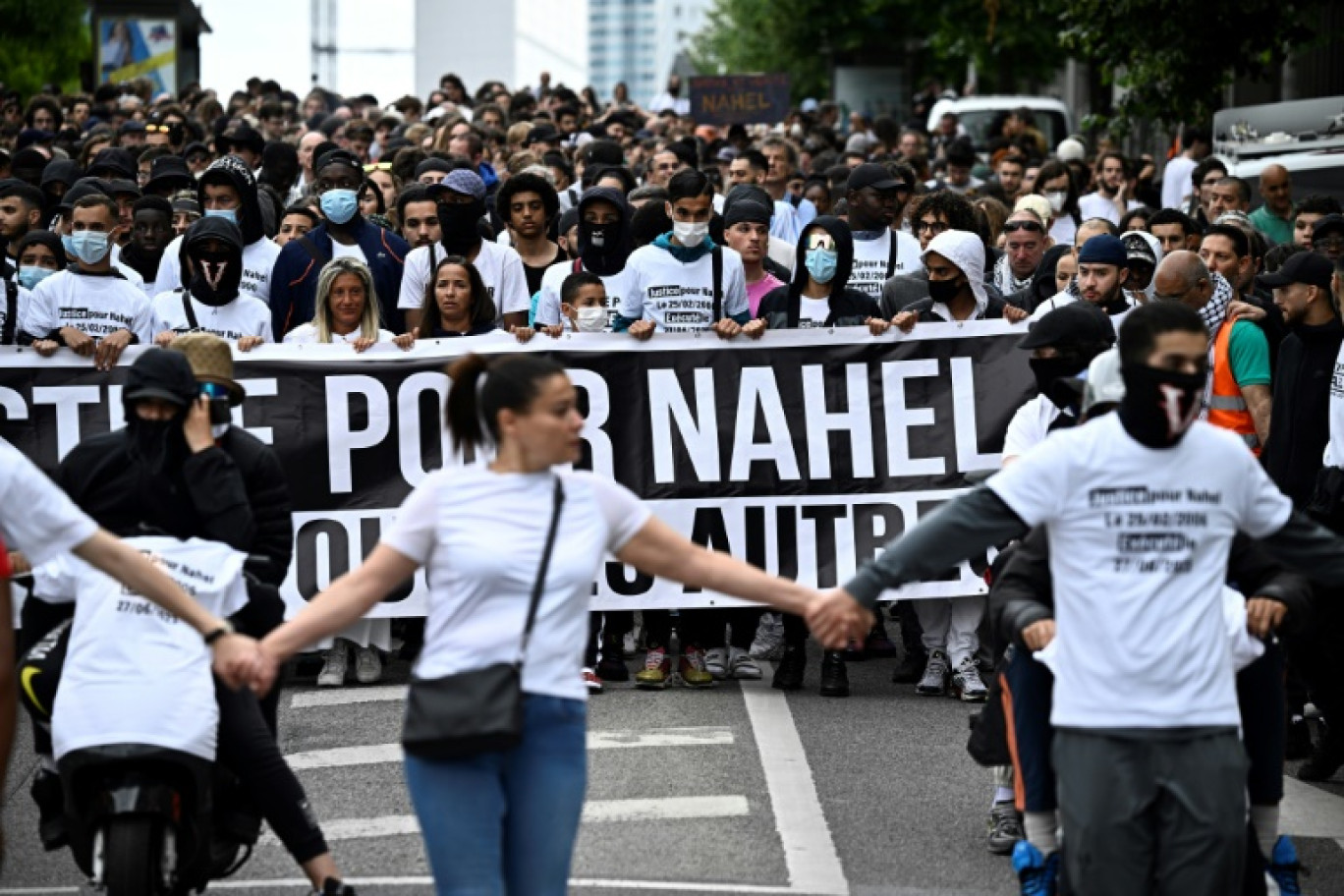 Des participant à une marche en hommage à Nahel, un an après sa mort, le 29 juin 2024 à Nanterre, dans les Hauts-de-Seine © JULIEN DE ROSA