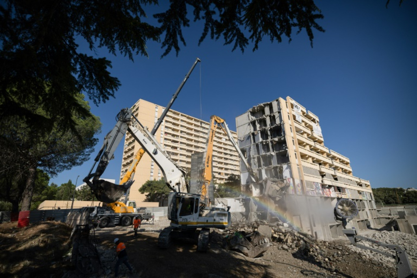 Un immeuble d'habitation en cours de démolition dans le quartier de Pissevin, à Nîmes, le 6 août 2024 dans le Gard © CLEMENT MAHOUDEAU