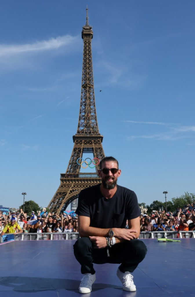 La légende de la natation Michael Phelps photographié au Trocadéro le 6 août devant la Tour Eiffel © Jack GUEZ