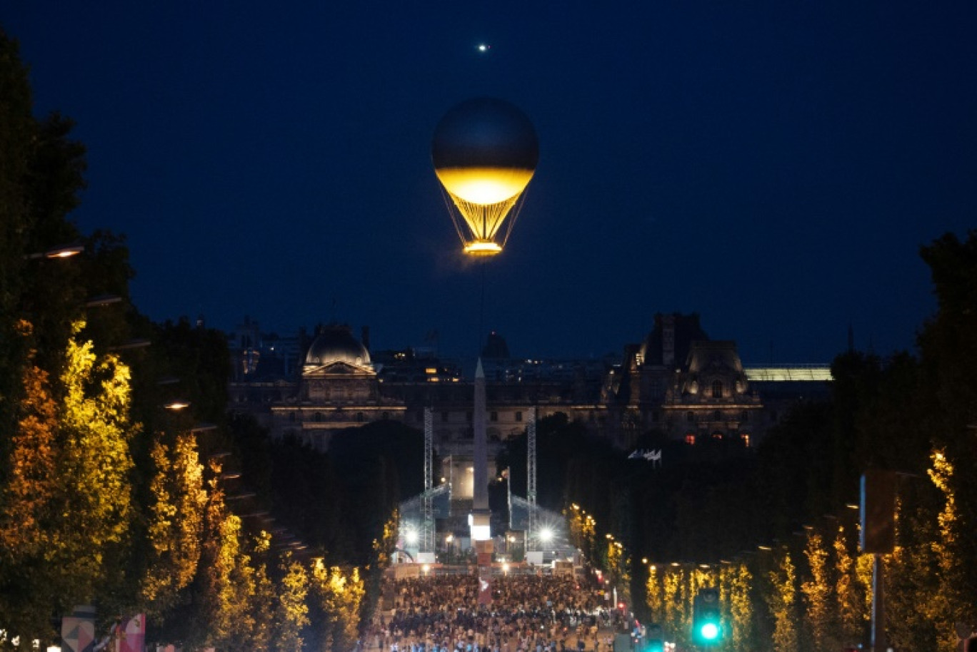 La vasque des Jeux olympiques et paralympiques de Paris 2024 dans les airs au-dessus du Jardin des Tuileries, à Paris, le 8 août 2024 © Stefano RELLANDINI