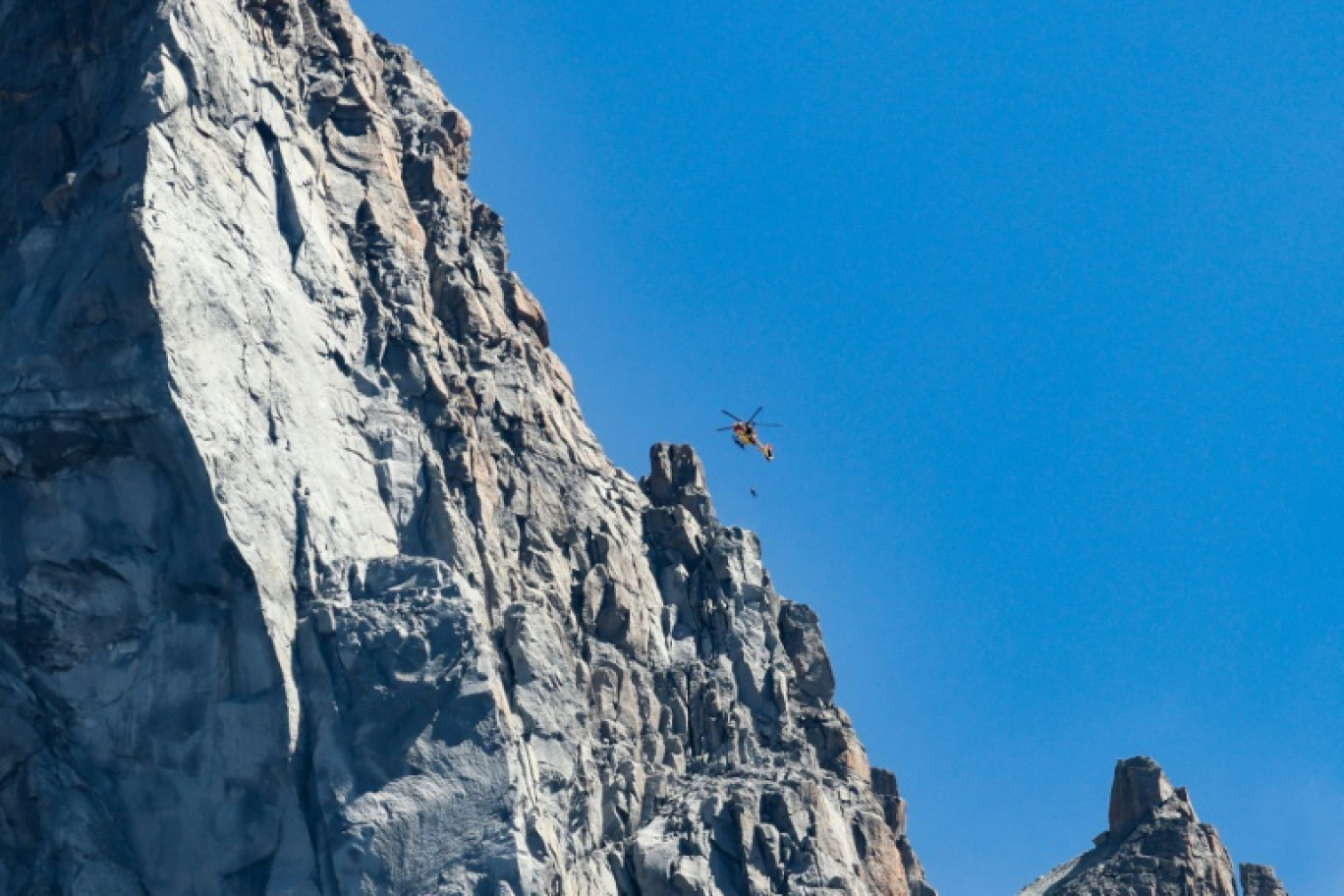 Un hélicoptère survole le Mont-Blanc du Tacul (Haute-Savoie) le 5 août 2024 © Denis Charlet