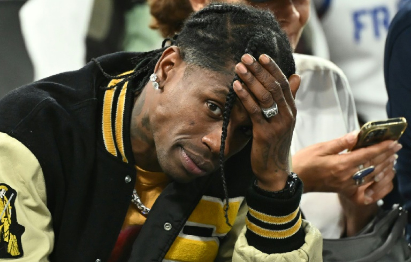 Le rappeur américain Travis Scott, en attente de la demi-finale de basket hommes France-Allemagne pendant les Jeux olympiques à Paris (Bercy Arena), le 8 août 2024. © Aris MESSINIS