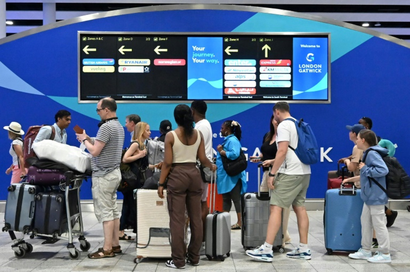 Des passagers à l'aéroport de Gatwick, à Londres, au Royaume-Uni, le 20 juillet 2024 © Justin TALLIS