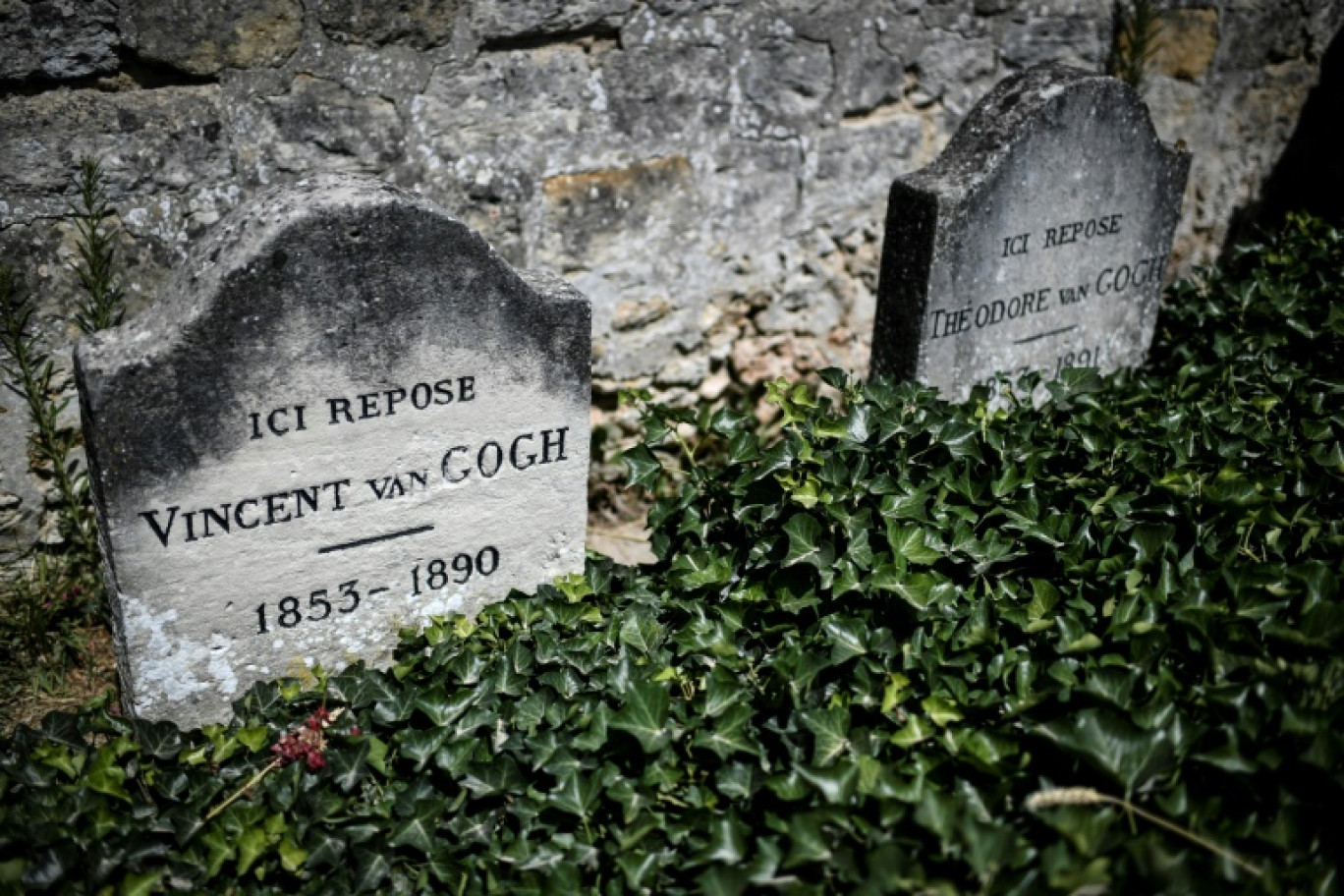 Les tombes de Vincent Van Gogh et de son frère Theo au cimetière d'Auvers-sur-Oise, dans le Val-d'Oise, le 29 juillet 2020 © STEPHANE DE SAKUTIN