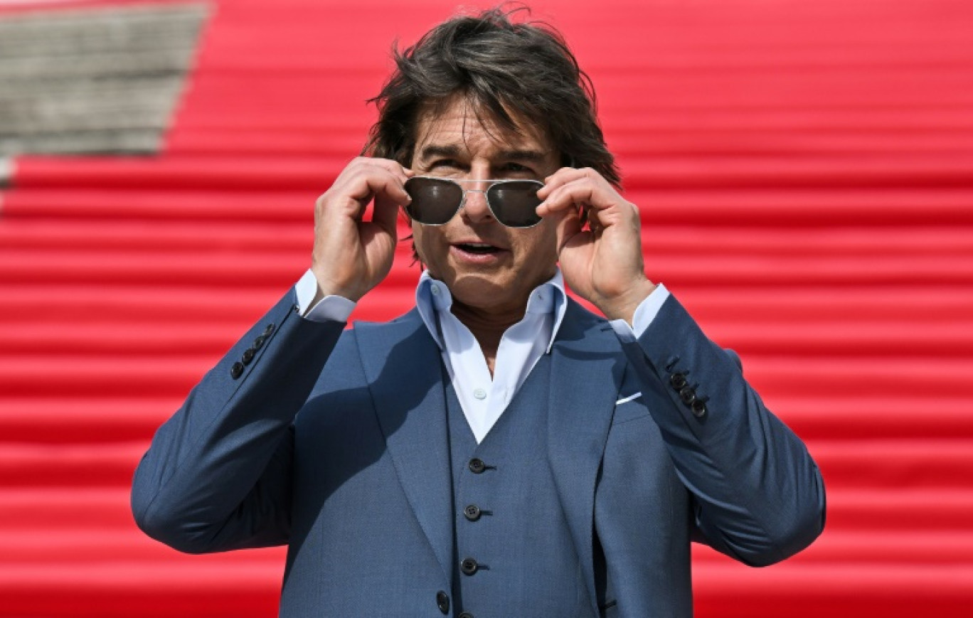 L'acteur américain Tom Cruise descend en rappel depuis le toit du Stade de France lors de la cérémonie de clôture des Jeux olympiques, le 11 août 2024 © Franck FIFE