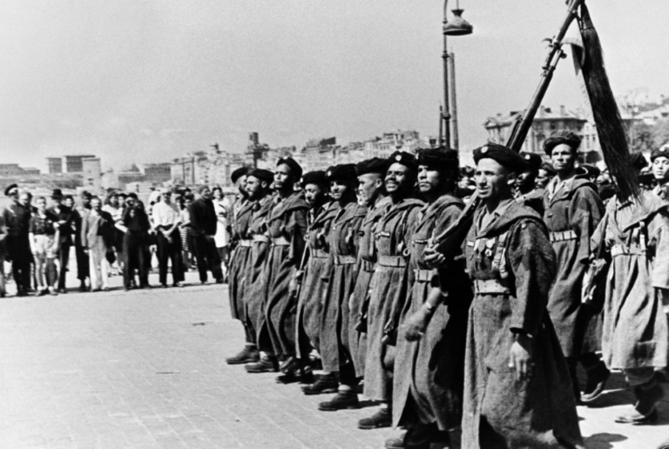 Des goumiers venus d'Afrique du Nord défilent à Marseille, le 29 août 1944, au lendemain de la libération de la ville © -