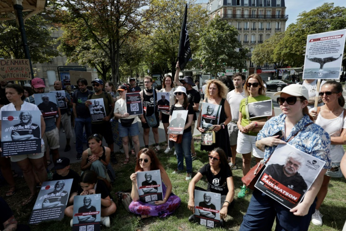 Manifestation de soutien à Paul Watson à Paris, le 11 août 2024 © STEPHANE DE SAKUTIN