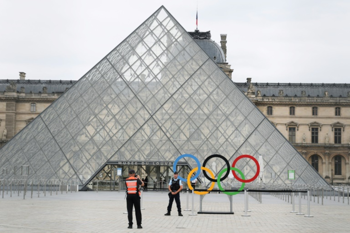 Un gendarme devant la Pyramide du Louvre, quelques heures avant le début de la cérémonie d'ouverture des Jeux olympiques de Paris 2024, le 26 juillet 2024 © David GRAY