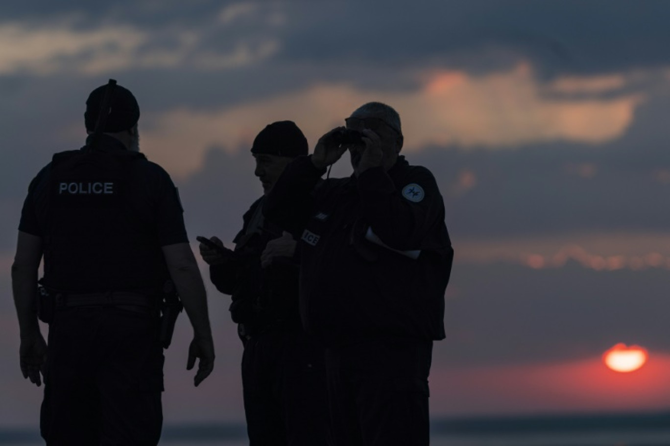 Des officiers de la police des frontières (PAF) patrouillent à l'aube à Gravelines, le 20 juillet 2024 © Sameer Al-DOUMY