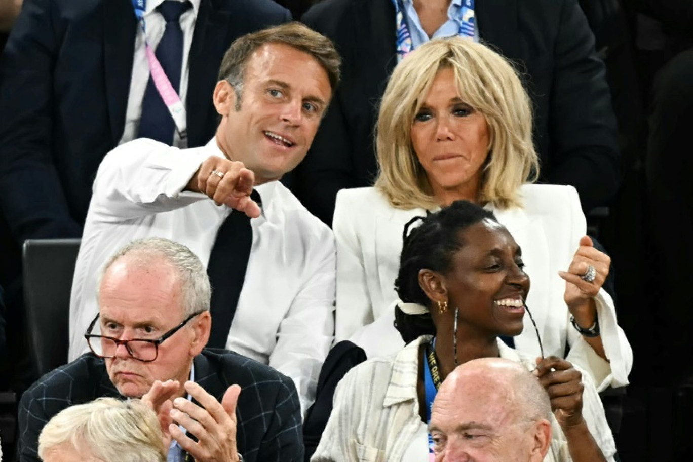 Le président Emmanuel Macron et son épouse Brigitte Macron assistent à la finale de basket masculin opposant la France aux Etats-Unis à l'Arena Bercy, le 10 août 2024 © Paul ELLIS