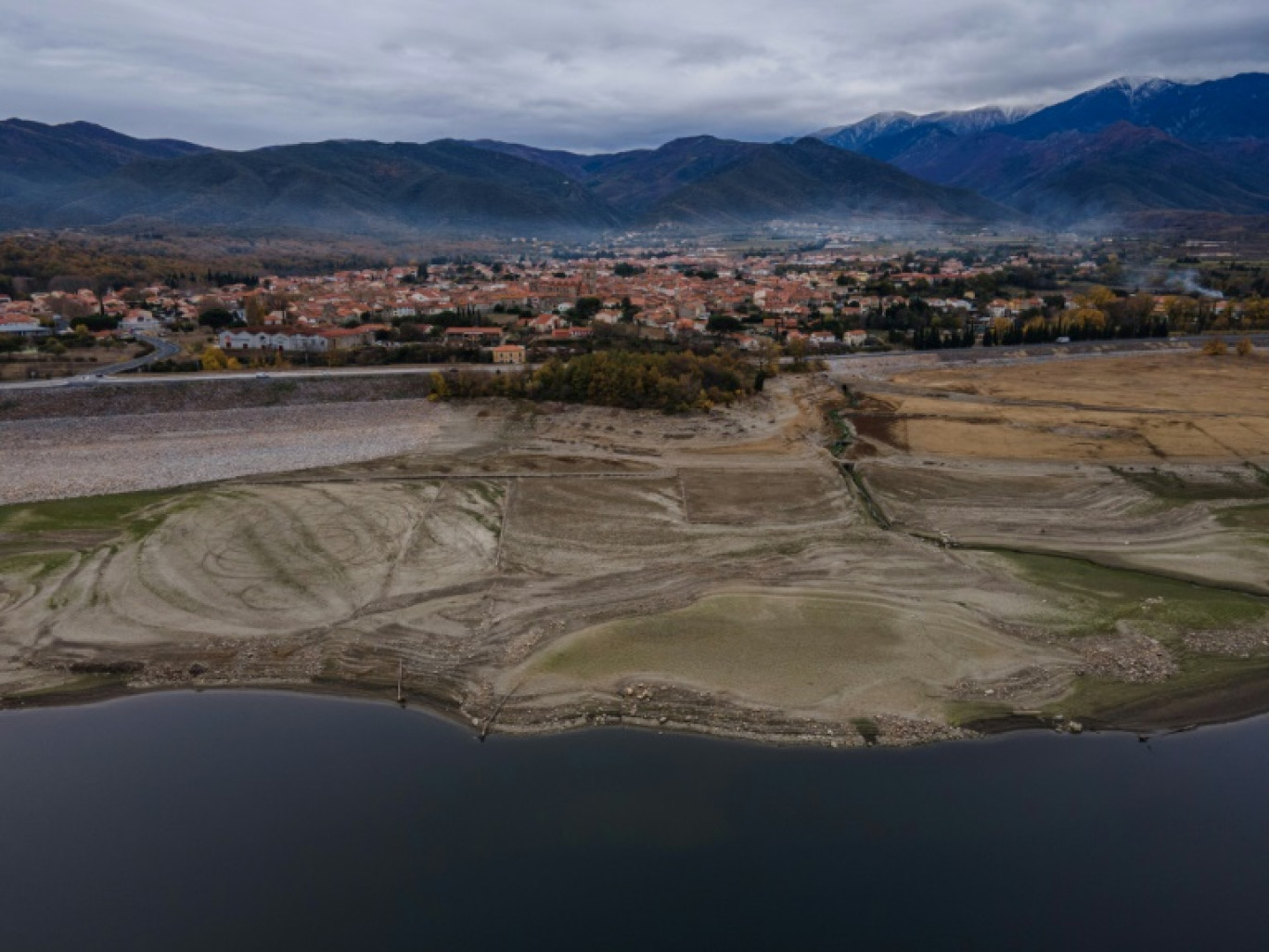 Le lac de retenue de Vinça, dans les Pyrénées-Orientales, le 9 décembre 2023 © Ed JONES