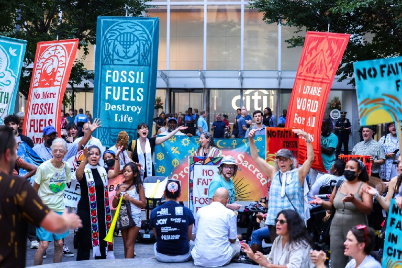 Manifestation contre les investissements dans les énergies fossiles devant le siège de Citigroup, le 1er août 2024 à New York © Charly TRIBALLEAU