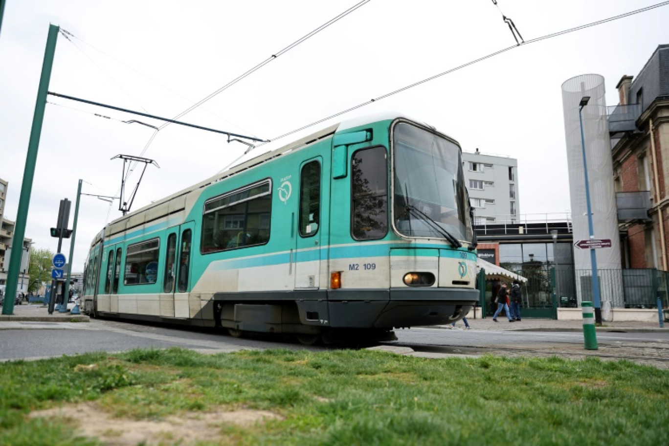 Un tramway passe à Bobigny, le 6 avril 2022, sur les lieux de la mort de Jérémie Cohen, renversé par un tramway le 16 février 2022 © Thomas COEX