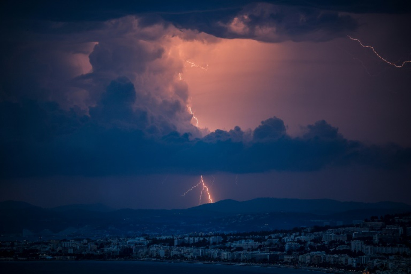 Eclairs et ciel d'orage à Nice, le 14 août 2024 dans les Alpes-Maritimes © Valery HACHE