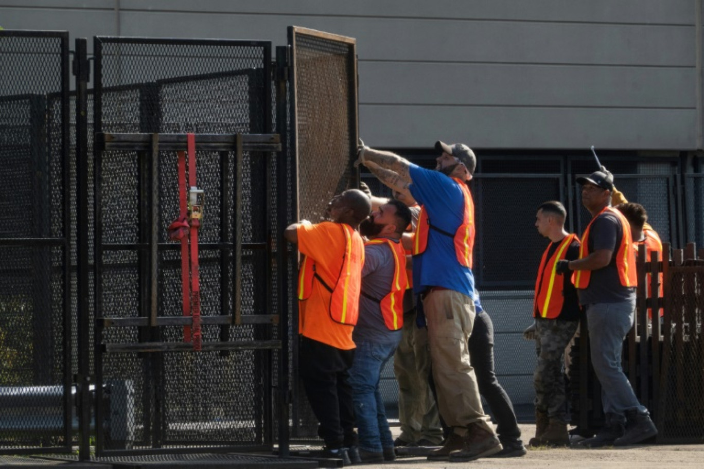 Des panneaux grillagés sont installés aux abords du centre omnisports où se tiendra la convention démocrate, le 12 août 2024, à Chicago © SCOTT OLSON