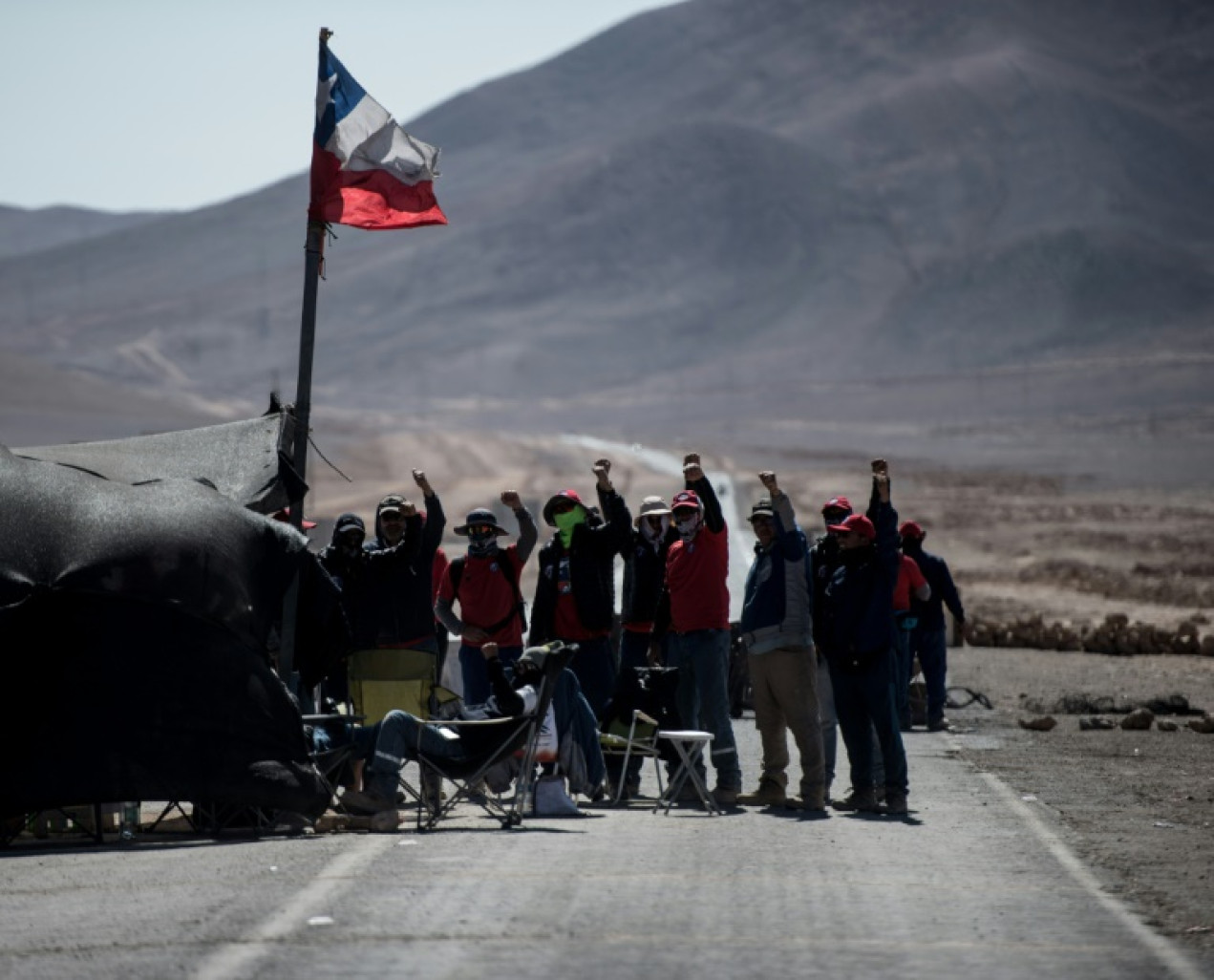 Un piquet de grève à l'entrée de la mine de cuivre d'Escondida, dans le nord du Chili, le 8 mars 2017 © MARTIN BERNETTI