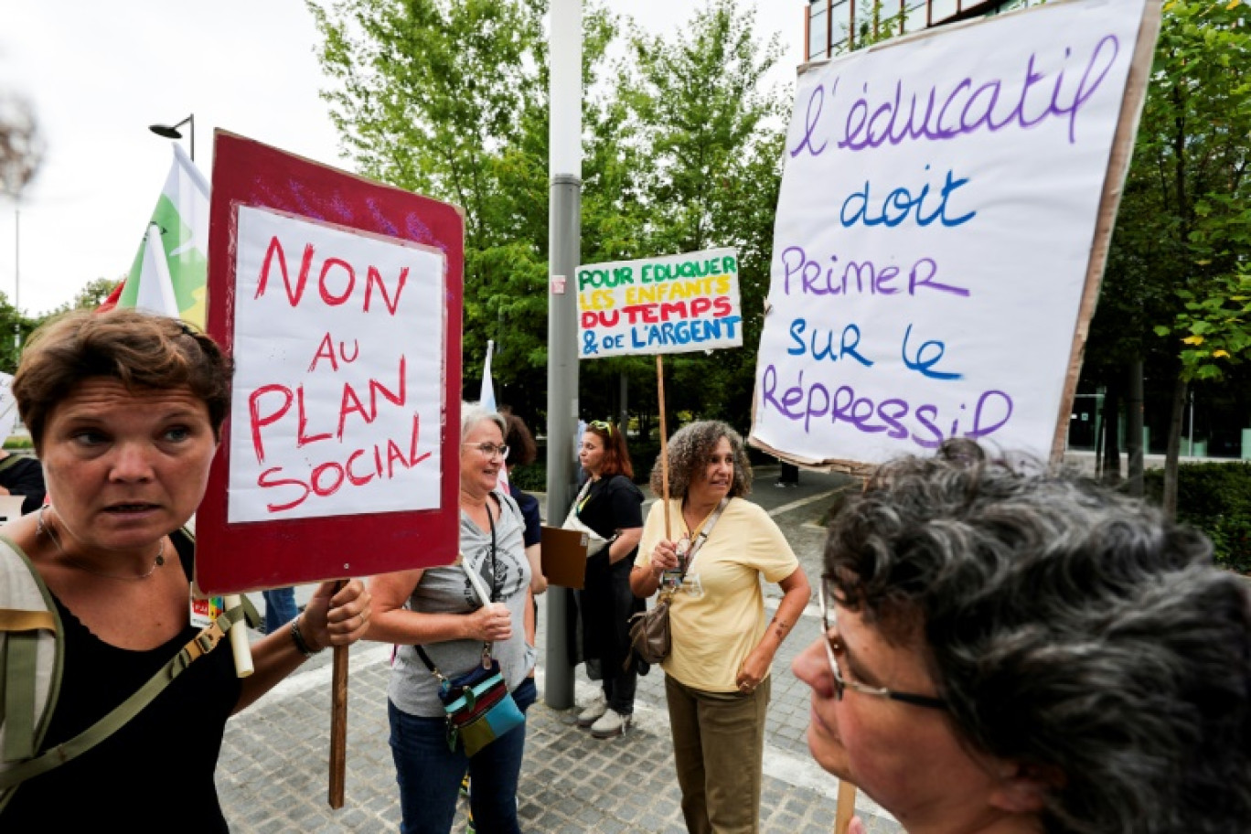 Des agents de la Protection judiciaire de la jeunesse (PJJ) manifestent à Paris pour dénoncer des économies budgétaires, le 14 août 2024 © STEPHANE DE SAKUTIN