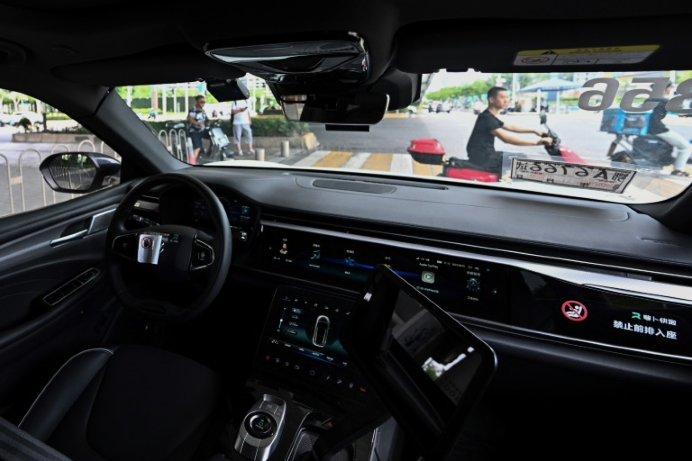 Le tableau de bord d'un taxi sans chauffeur du projet "Apollo Go" du géant technologique chinois Baidu dans une rue de Wuhan, le 1er août 2024 dans la province chinoise du Hubei © Pedro PARDO