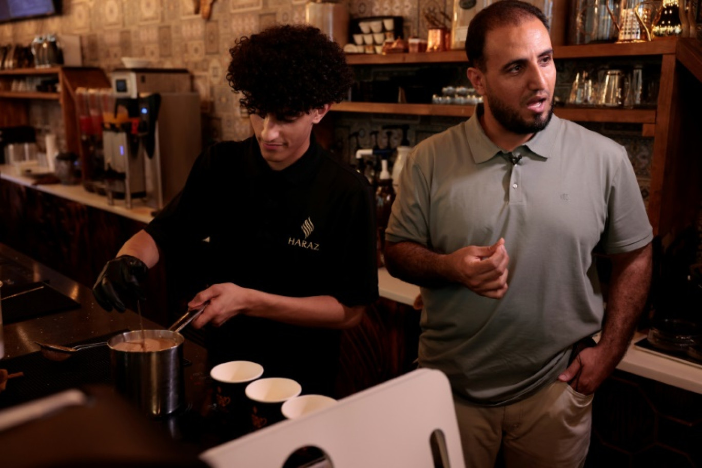 Hamzah Nasser, directeur de la chaîne de cafés Haraz Coffee House, le 18 juin à Dearborn, dans le Michigan © JEFF KOWALSKY