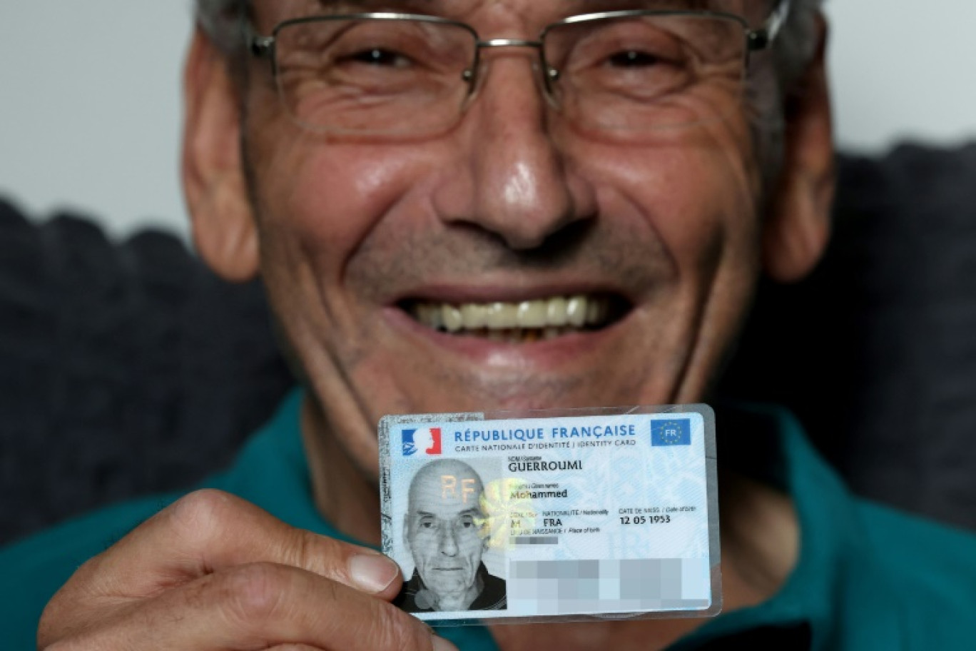 Mohammed Guerroumi montre sa carte d'identité, chez lui à Strasbourg le 14 août 2024 © FREDERICK FLORIN